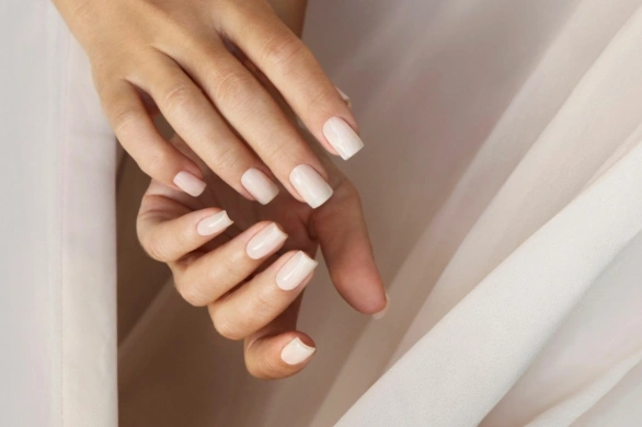 Paznokcie na zimę 2026. Najmodniejsze pomysły na zimowy manicure