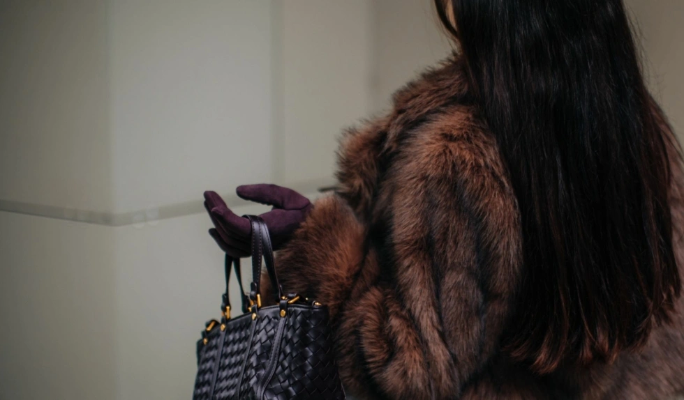 Brązowe futerka to hit sezonu. Sprawdź, jak je stylizować