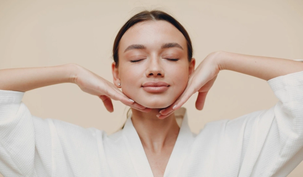 Ten krem BB z serum nawilża i upiększa skórę. Daje efekt glow