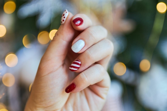 Świąteczne paznokcie w paski podbijają Instagram. Urokliwy manicure idealny na gwiazdkę