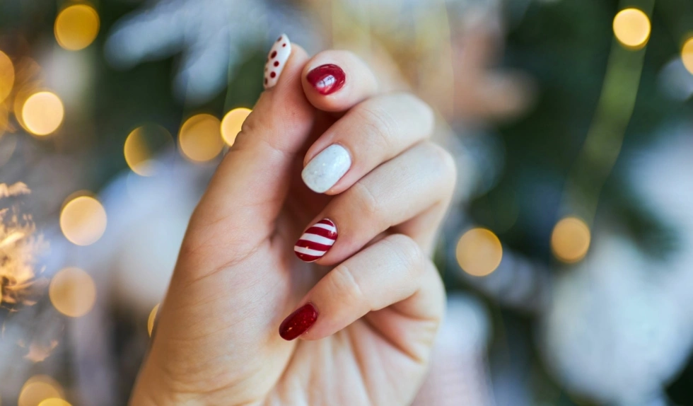 Świąteczne paznokcie w paski podbijają Instagram. Urokliwy manicure idealny na gwiazdkę