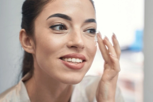 Polki pokochały to koreańskie serum pod oczy. Poprawia napięcie i wygładza zmarszczki