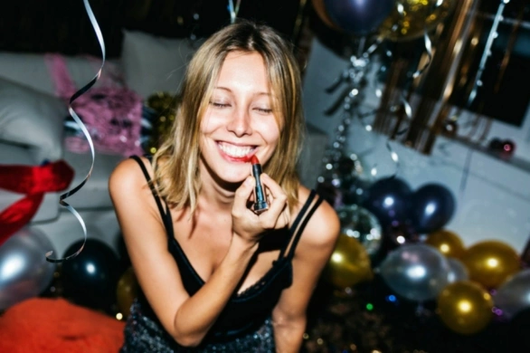 Rossmann wyprzedaje kosmetyki idealne do sylwestrowego makijażu