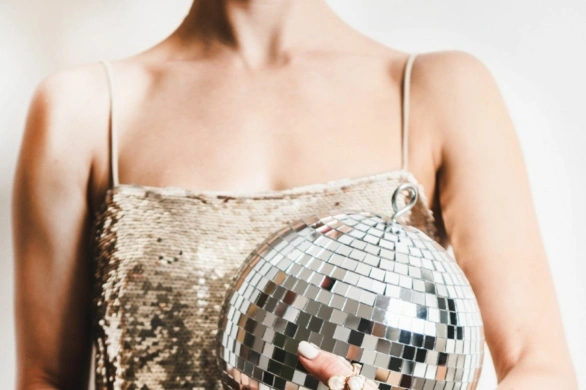 Błysk nie tylko w makijażu. Te kosmetyki rozświetlą skórę i włosy. Must-have na Sylwestra