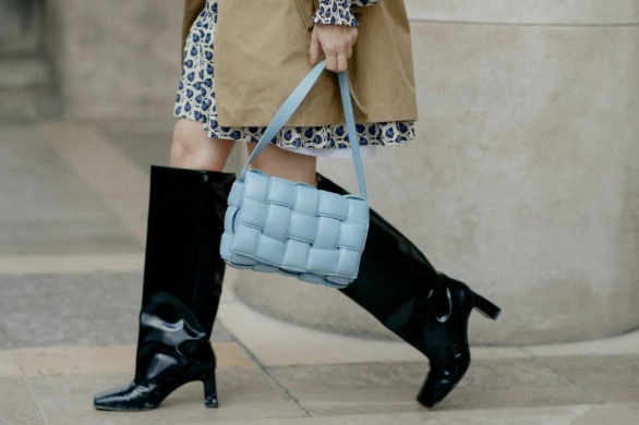 Kozaki za kolano i belted boots, czyli buty, które zawładną zimą 2026