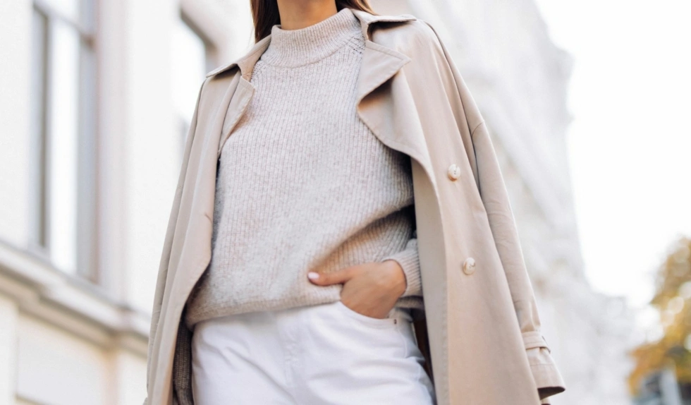 Białe spodnie w stylizacjach na zimę 2026. Jak je nosić w tym sezonie?