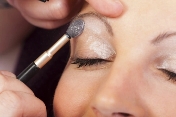 Snowflake shadow to najmodniejszy makijaż oczu na zimę 2026. Jak uzyskać efekt płatków śniegu na powiekach?