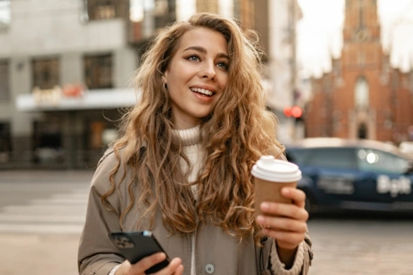 Milk tea hair – ta elegancka koloryzacja wraca do łask w 2026 roku