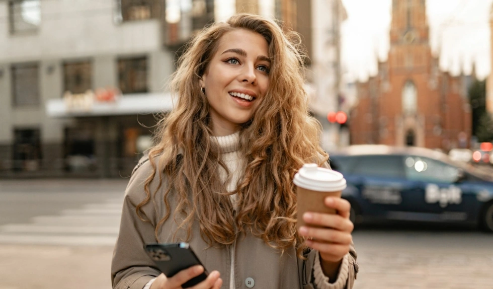 Milk tea hair – ta elegancka koloryzacja wraca do łask w 2026 roku