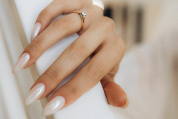 Najmodniejsze paznokcie na styczeń 2026. 5 pomysłów na manicure na powitanie nowego roku