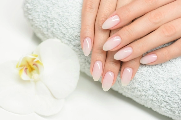 Manicure dla Koziorożca. Vanilla glass nails czy butelkowa zieleń?