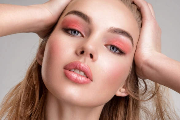 Paryżanki znalazły sposób na wysmuklenie twarzy. Neutralny róż to wielki hit 2026 roku