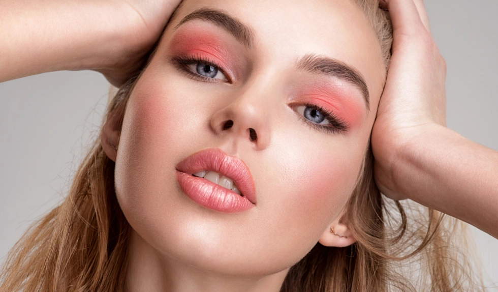 Paryżanki znalazły sposób na wysmuklenie twarzy. Neutralny róż to wielki hit 2026 roku