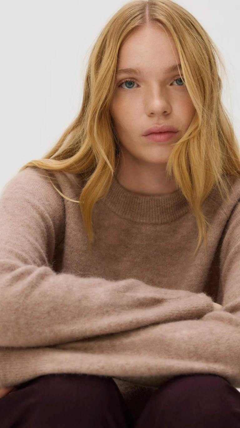 bezowy-sweter-z-welna