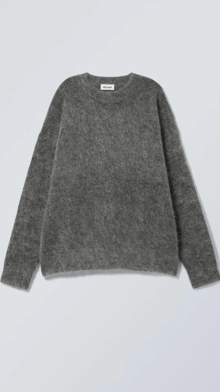 szary-sweter-wyprzedac