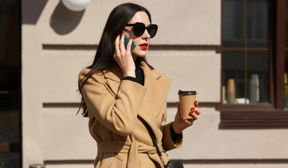 Z czym łączyć beżowy płaszcz? Oto 4 inspiracje dla zabieganych