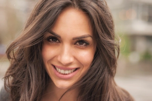 Fryzury typu butterfly zdominują trendy w 2026 roku. Najmodniejsze cięcia dla długich i krótkich włosów