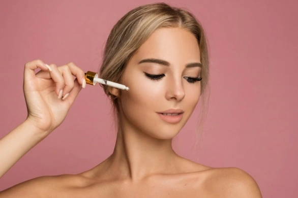 Jak dobrać serum do twarzy? Przewodnik po najlepszych serum po 30., 40. i 50. roku życia