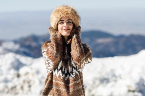 Najlepsze stylizacje w duchu apres-ski na zimę 2026. W trendach dzianiny, futra i śniegowce