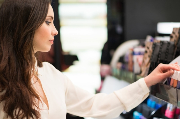 Czas na porządny glow. Rossmann wyprzedaje produkty do makijażu