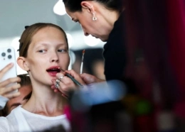 Słodkie toffi, zmysłowy migdał i wanilia. Ten olejek do ust nie tylko pięknie pachnie, ale daje też efekt tafli