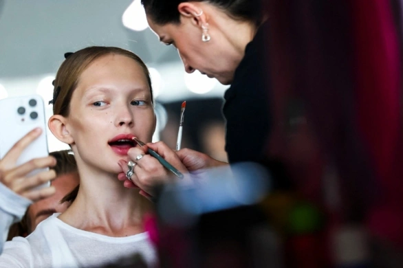 Słodkie toffi, zmysłowy migdał i wanilia. Ten olejek do ust nie tylko pięknie pachnie, ale daje też efekt tafli