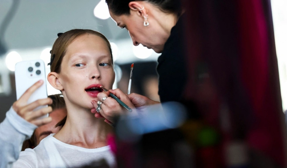 Słodkie toffi, zmysłowy migdał i wanilia. Ten olejek do ust nie tylko pięknie pachnie, ale daje też efekt tafli