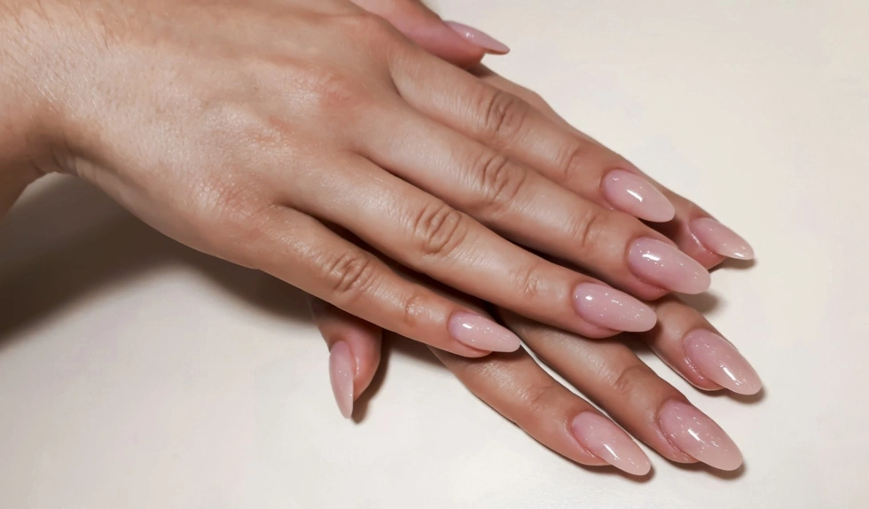 Te kolory paznokci zawsze wyglądają luksusowo. Są ponadczasowe