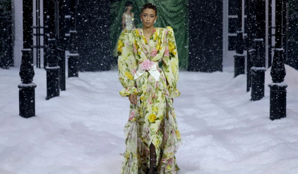 Ruffles w roli głównej. Oto 4 stylizacje z romantycznymi falbankami