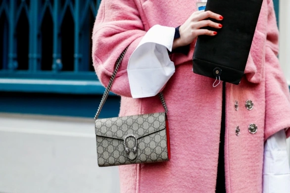 Róż na pierwszym planie. Jak nosić ten kolor zimą?