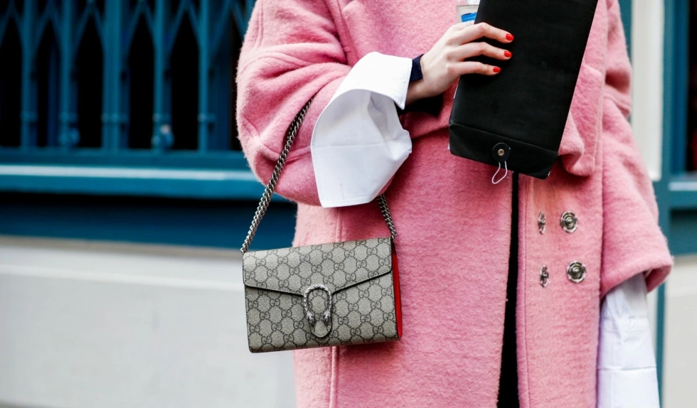 Róż na pierwszym planie. Jak nosić ten kolor zimą?