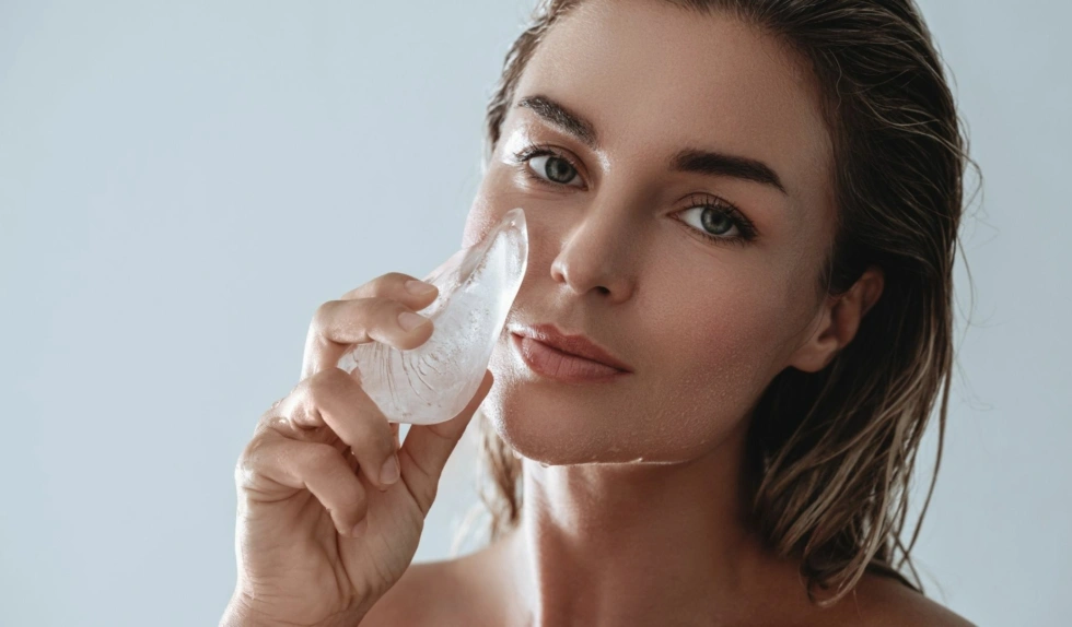 Skin icing, czyli okłady z lodu na twarz. Czy to naprawdę działa?