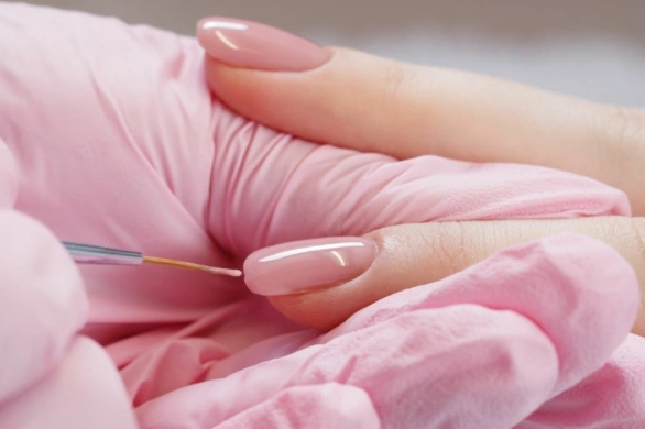 Glass nails, czyli szklany manicure na zimę 2026. Jak uzyskać efekt tafli na paznokciach?