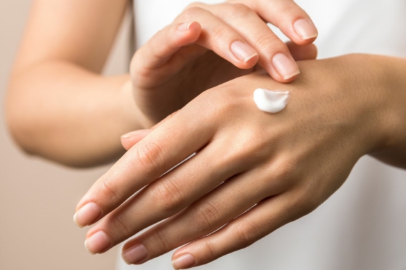 Przerwa od hybrydy? Te dwa kosmetyki dają efekt clean manicure i wzmacniają płytkę