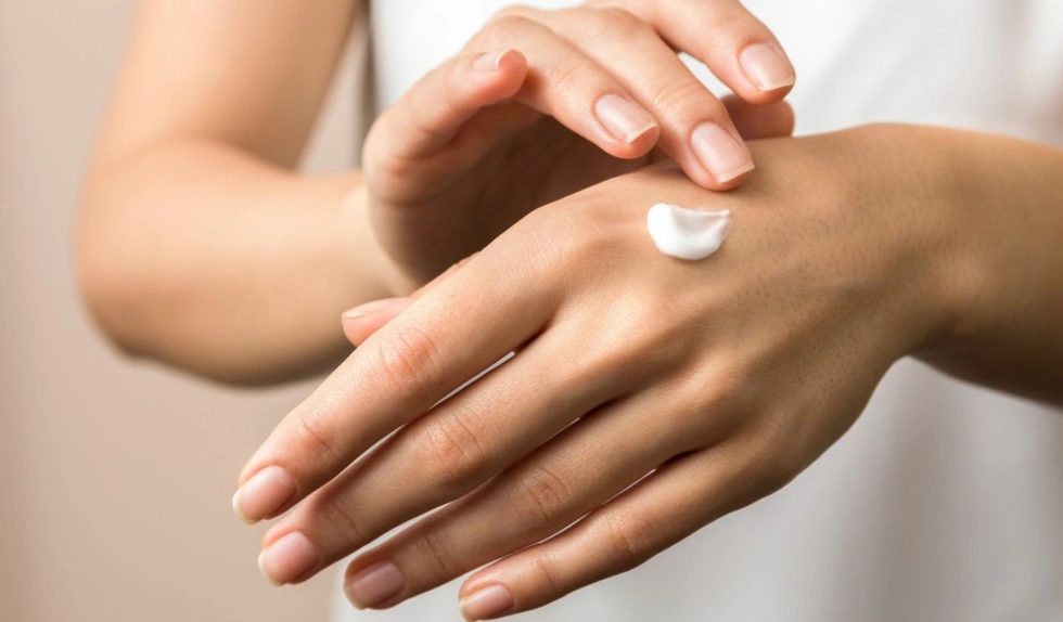 Przerwa od hybrydy? Te dwa kosmetyki dają efekt clean manicure i wzmacniają płytkę