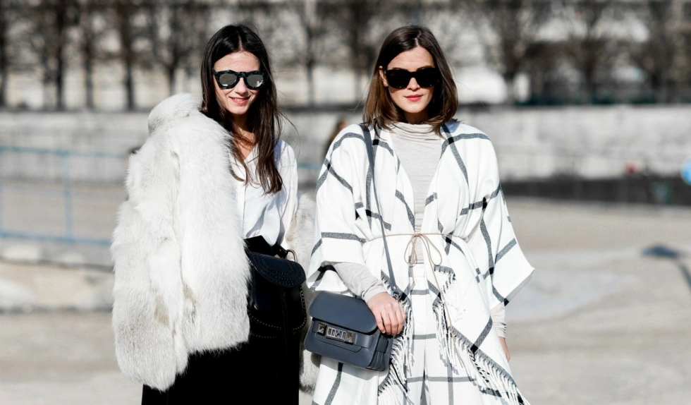 Ponczo- jeden element, nieskończenie wiele stylizacji. Jak nosić je w 2026 r.?