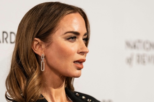 Wiosną będę nosiła spódnicę jak Emily Blunt. To połączenie wygląda niebanalnie