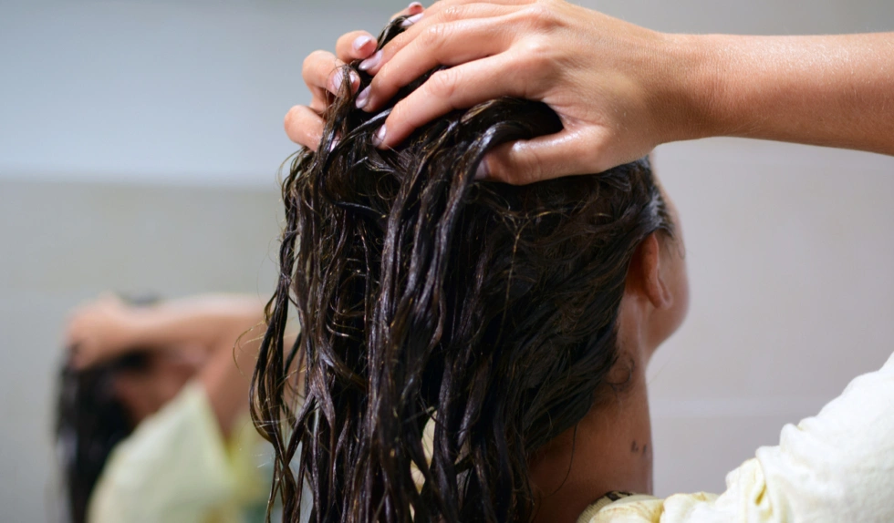 Farbujesz włosy? 5 topowych kosmetyków, które utrzymają ich głębię