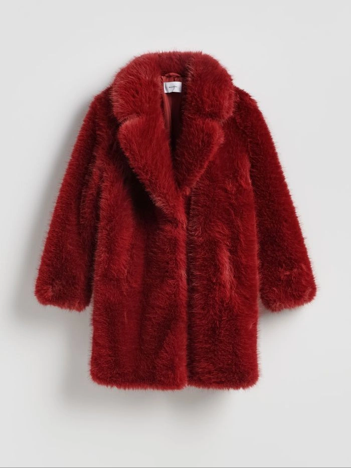 To czerwone futerko z Reserved zniknie ze sklepów szybciej, niż myślisz