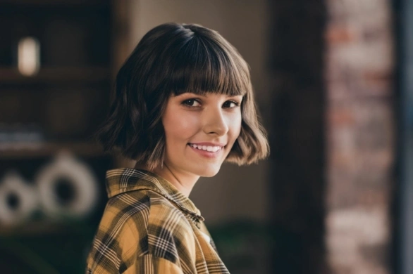 4 modne fryzury z grzywką na 2026 rok. Trudno im się oprzeć