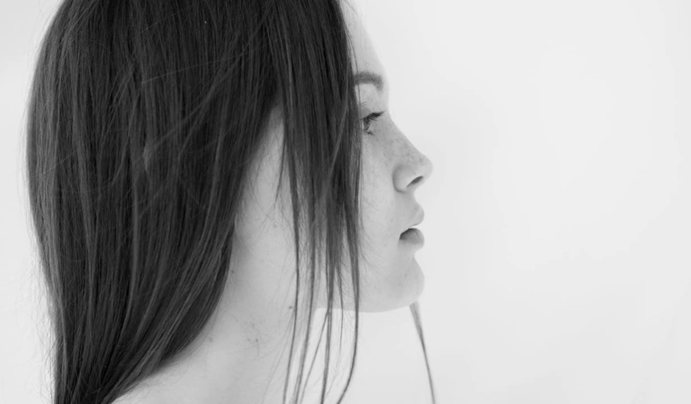 Przetłuszczająca się skóra głowy – domowe sposoby na świeżość