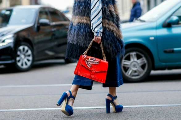 Jaki styl pasuje do Wodnika? Oto 5 przykładowych outfitów dla tego znaku zodiaku