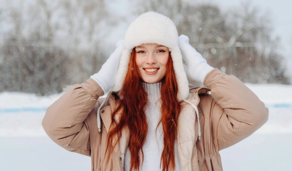 Modne akcesoria na zimę 2026: od futrzanych mufek po sophie-hood