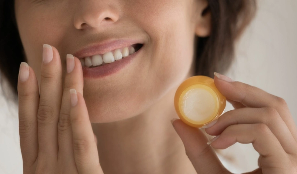 Ta koreańska maska do ust z miodem działa jak intensywny zabieg odżywczy na popękaną skórę