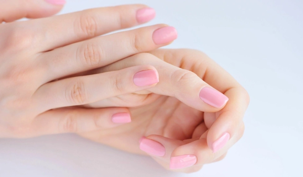 Babydoll nails – najmodniejszy różowy manicure na zimę 2026. Hailey Bieber go pokochała