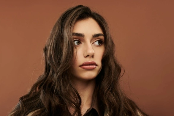 Nie tylko espresso brunette i mocha brown. Oto najmodniejsze koloryzacje dla brunetek na 2026 rok