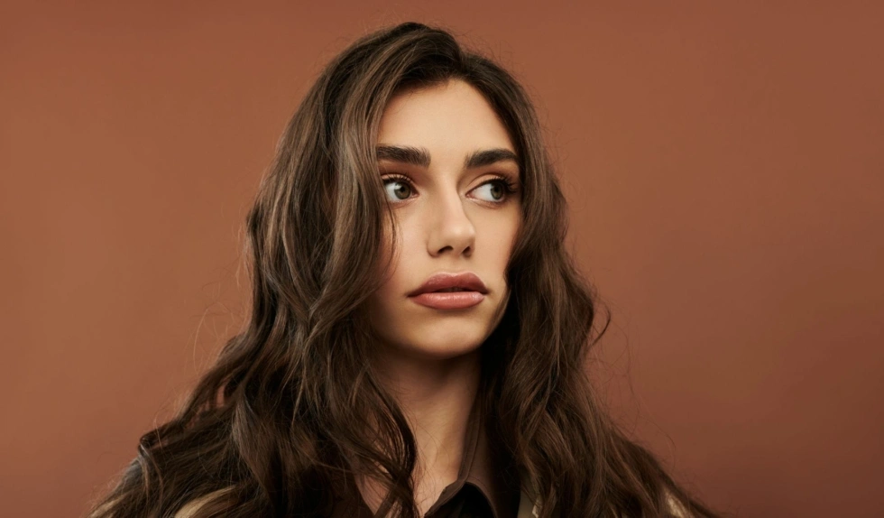 Nie tylko espresso brunette i mocha brown. Oto najmodniejsze koloryzacje dla brunetek na 2026 rok