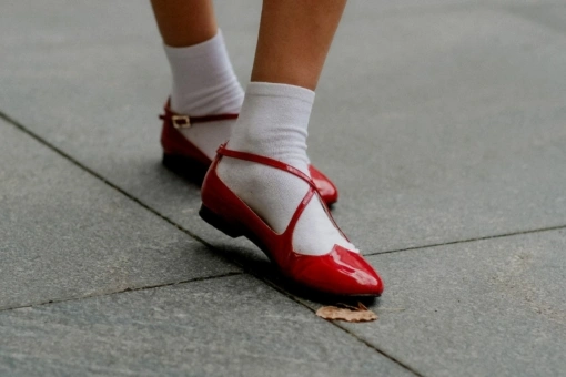 Baleriny na obcasie to wielki hit nadchodzącego sezonu. Wybrałyśmy 4 piękne modele z sieciówek