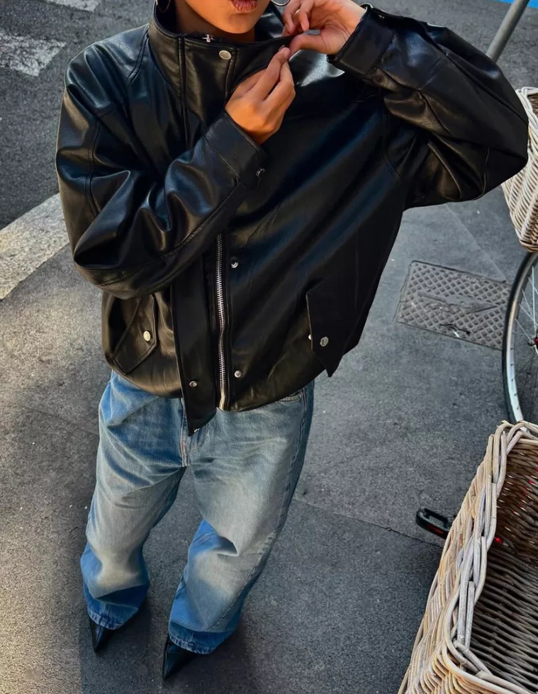 kobieta pozuje w kurtce z bershki