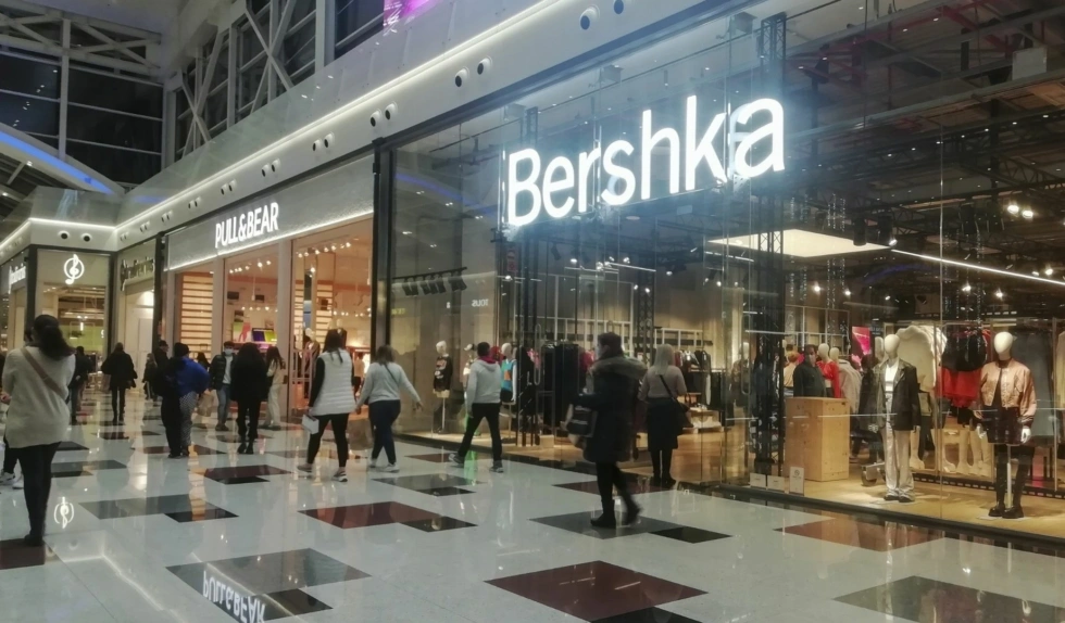 Ta kurtka oversize z wysokim kołnierzem to prawdziwe glamoratti. Można kupić ją 49% taniej